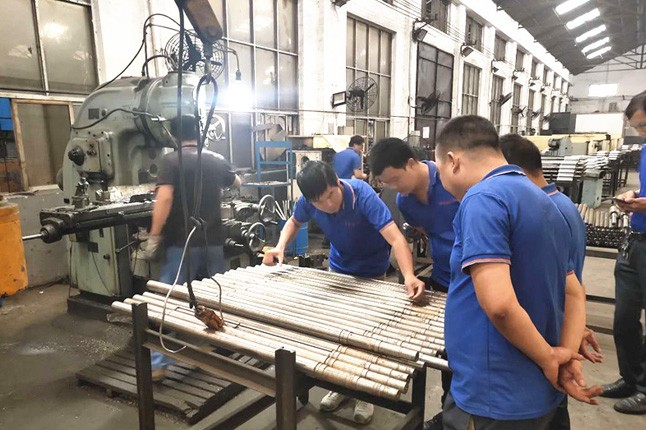 AOA最新版登录中国有限公司官网每周对各个工序进行质量监督检验的现场。